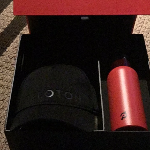 Peloton 2019 Gift Pack - Picture 2 of 2